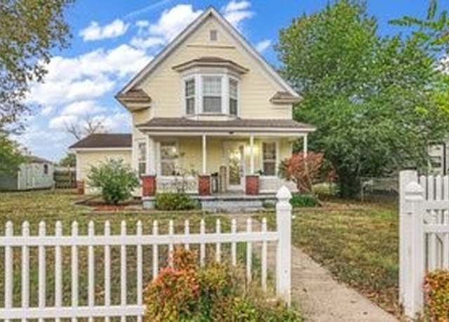 Property at 722 College St, Siloam Springs, AR 72761, 5 beds, 3 baths