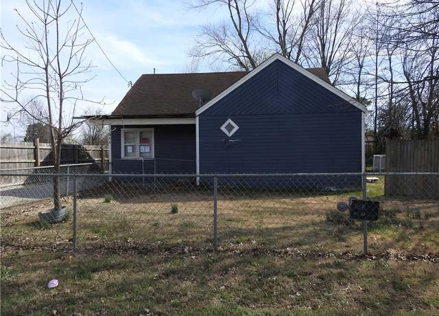 Property at 1511 W Huntsville Ave, Springdale, AR 72764, 2 beds, 1 bath
