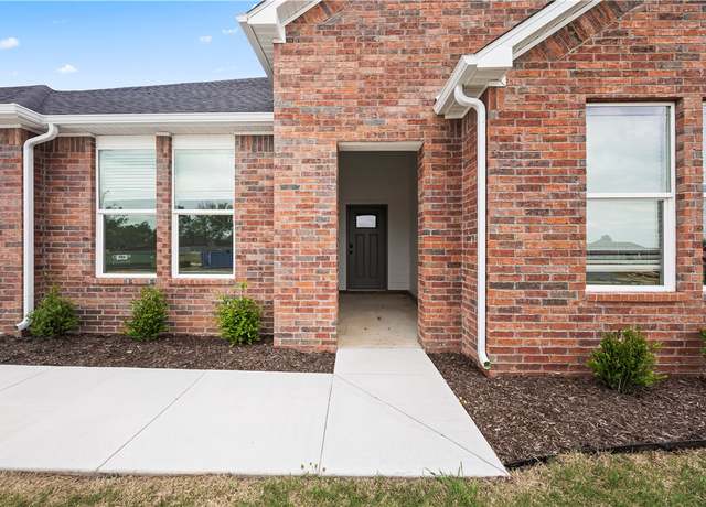Property at 7000 Sugarloaf St, Siloam Springs, AR 72761, 4 beds, 2 baths