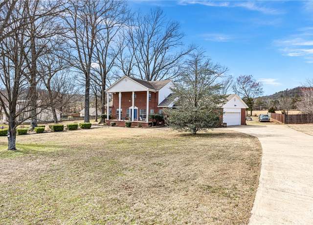 Property at 343 Walleye Dr, Russellville, AR 72802, 4 beds, 2.5 baths
