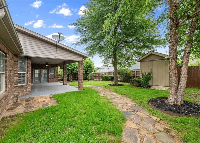 Property at 600 N Rocky Xing, Fayetteville, AR 72704, 5 beds, 3 baths