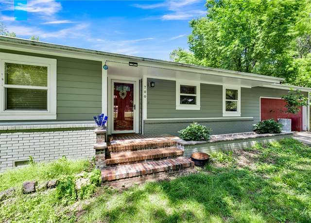 Property at 700 E Edna St, Fayetteville, AR 72703, 5 beds, 3 baths