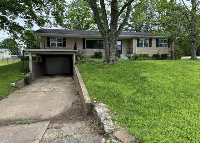 Property at 407 Morris St, Berryville, AR 72616, 4 beds, 2 baths