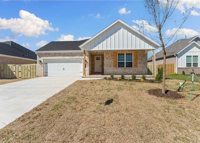 Property at 1902 Edwards St, Pea Ridge, AR 72751, 3 beds, 2 baths