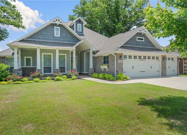 Property at 102 Crawford St, Pea Ridge, AR 72751, 4 beds, 2.5 baths