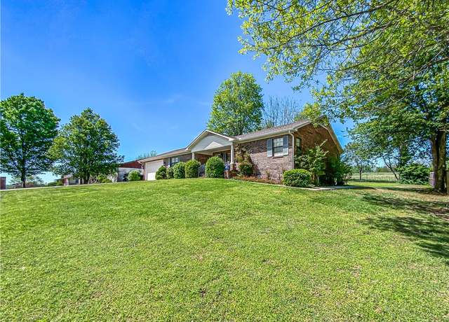 Property at 105 Watts St, Harrison, AR 72601, 3 beds, 2.5 baths