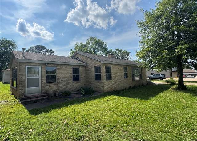 Property at 824 S Mt Olive St, Siloam Springs, AR 72761, 3 beds, 2 baths