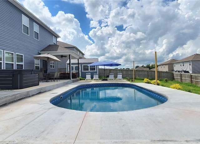 Property at 702 SW Loudon Dr, Bentonville, AR 72712, 4 beds, 2.5 baths