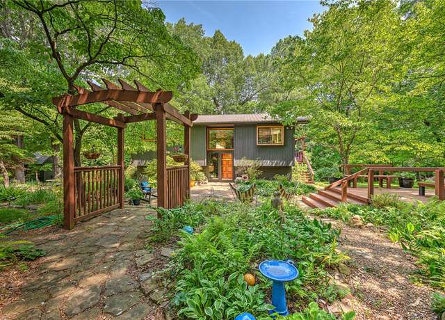 Property at 2690 White Oak St, Fayetteville, AR 72704, 3 beds, 2 baths