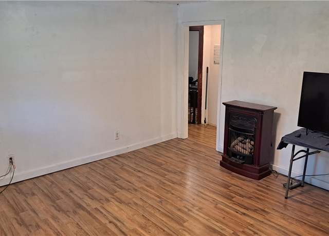Property at 922 S B St, Rogers, AR 72756, 2 beds, 1 bath
