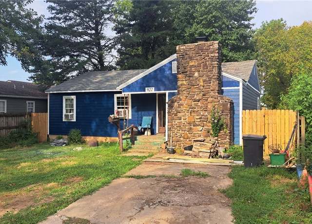 Property at 922 S B St, Rogers, AR 72756, 2 beds, 1 bath