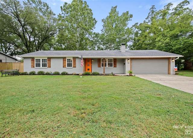 Property at 1004 NE 2nd St, Bentonville, AR 72712, 3 beds, 2 baths