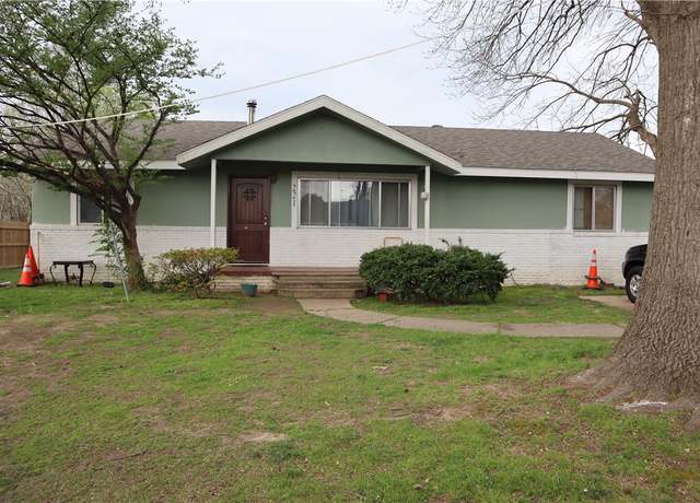 Property at 221 Highland St, Siloam Springs, AR 72761, 3 beds, 1 bath