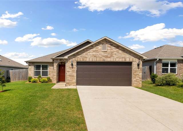 Property at 927 E Swift Dr, Fayetteville, AR 72701, 3 beds, 2 baths