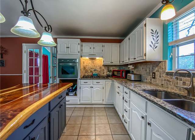 Property at 7003 W Highway 62, Eureka Springs, AR 72632, 3 beds, 2 baths