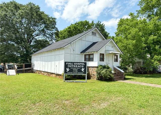 Property at 310 S Houston Ave, Russellville, AR 72801, 2 beds, 2 baths
