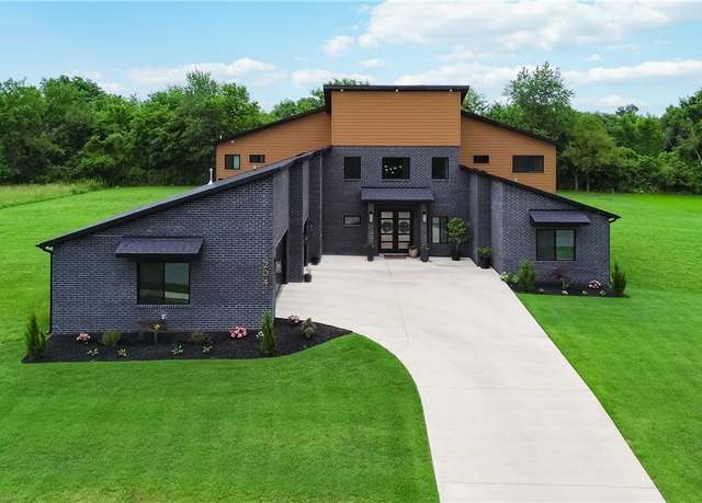 Property at 204 NE Healing Springs St, Bentonville, AR 72713, 4 beds, 4 baths