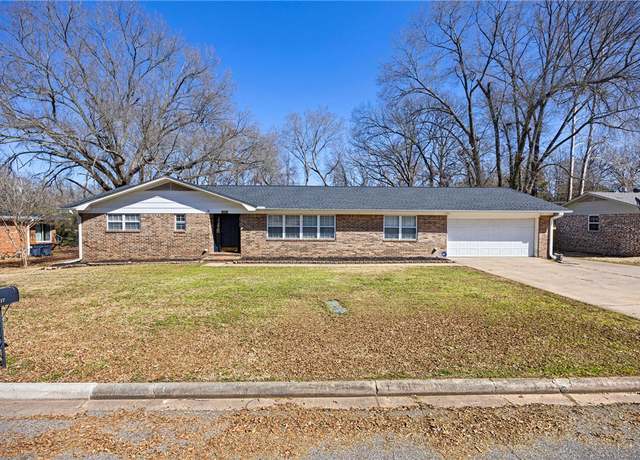Property at 217 S Arlington Ave, Russellville, AR 72801, 3 beds, 2 baths