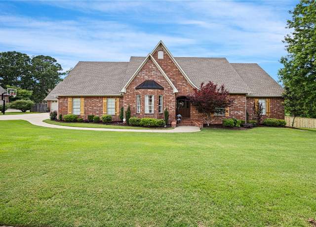 Property at 306 Osage Ct, Russellville, AR 72802, 5 beds, 4.5 baths