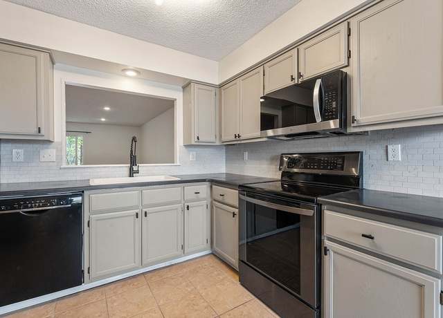 Property at 16 Eleanor Ln, Bella Vista, AR 72714, 2 beds, 1.5 baths