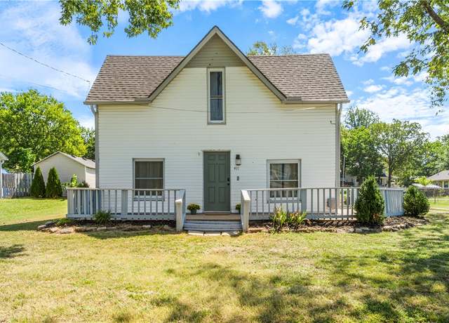 Property at 411 N Maple St, Siloam Springs, AR 72761, 3 beds, 1 bath
