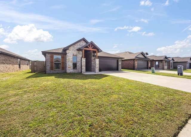 Property at 6000 Hoover St, Bentonville, AR 72713, 4 beds, 2 baths