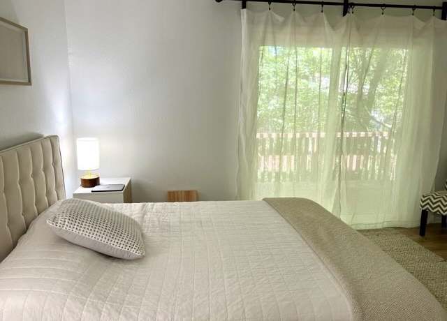 Property at 8 Barbara Ln, Bella Vista, AR 72715, 2 beds, 1.5 baths