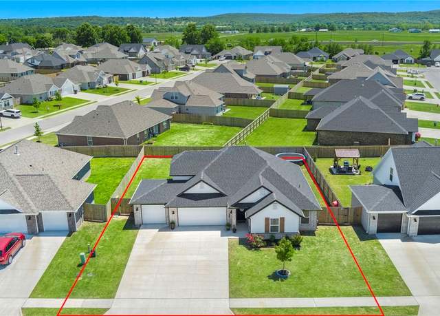 Property at 305 Phyllis Farm Rd, Prairie Grove, AR 72753, 4 beds, 2 baths