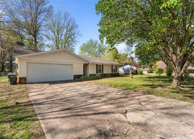 Property at 2857 Meadowlark Dr, Fayetteville, AR 72704, 3 beds, 2 baths