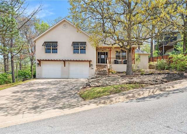 Property at 1136 N Oak Dr, Fayetteville, AR 72701, 3 beds, 3 baths