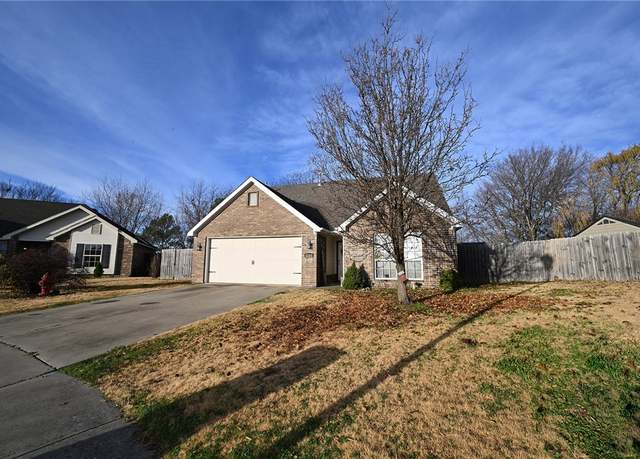 Property at 2260 Bunker Ln, Farmington, AR 72730, 3 beds, 2 baths