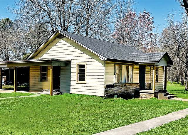Property at 1109 Phoenix Ave, Russellville, AR 72801, 3 beds, 1 bath