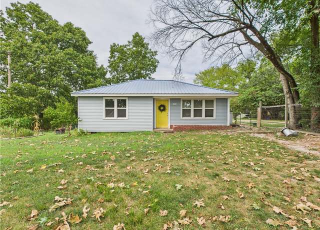 Property at 114 W College Rd, Omaha, AR 72662, 4 beds, 2 baths