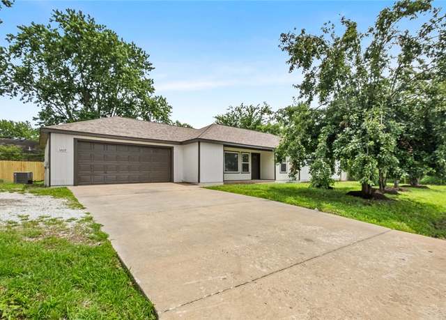 Property at 1409 N Arkansas St, Rogers, AR 72756, 3 beds, 2 baths