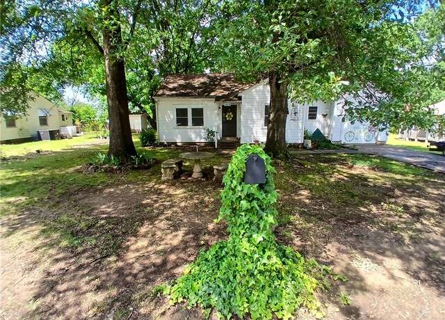 Property at 1305 N Boston Pl, Russellville, AR 72801, 2 beds, 1 bath