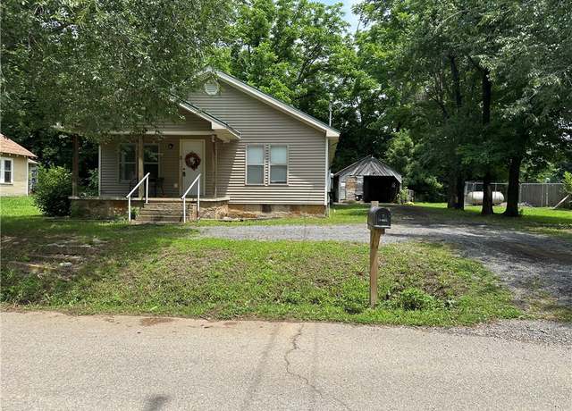 Property at 207 Spring St, Marshall, AR 72650, 3 beds, 2 baths