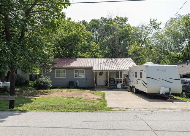 Property at 1034 S Washington Ave, Fayetteville, AR 72701, 3 beds, 1 bath
