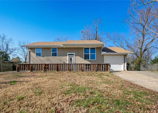 Property at 712 Hinshaw Dr, Springdale, AR 72762, 3 beds, 2 baths