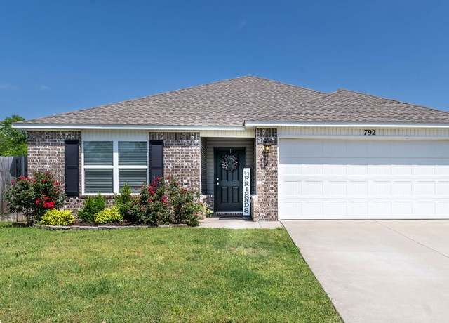 Property at 792 S Jaybird Ln, Fayetteville, AR 72701, 3 beds, 2 baths