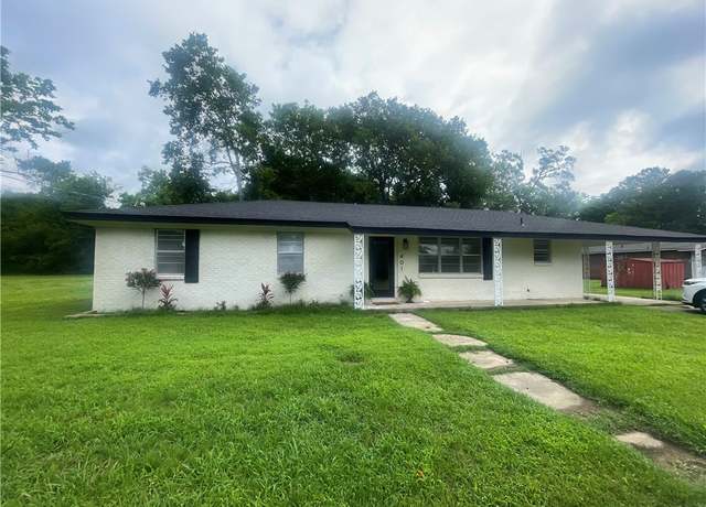 Property at 401 Walnut St, Clarksville, AR 72830, 3 beds, 2 baths