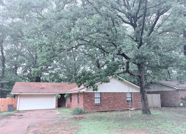 Property at 1206 S Utica, Russellville, AR 72802, 3 beds, 2 baths