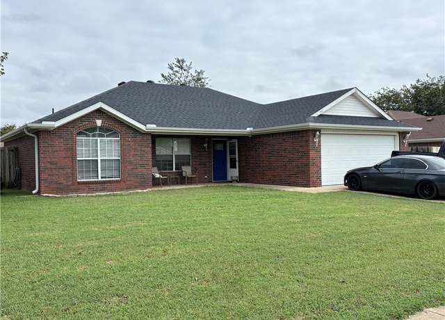 Property at 940 Sunflower St, Centerton, AR 72719, 3 beds, 2 baths