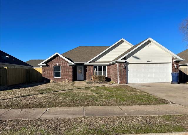 Property at 1207 E Liberty, Siloam Springs, AR 72761, 3 beds, 2 baths