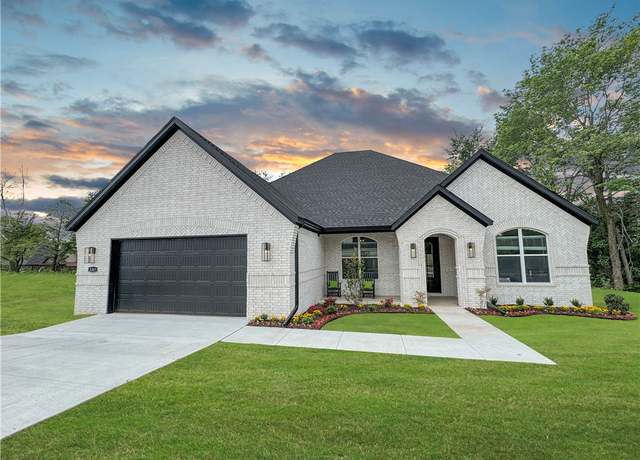 Property at 3307 E Greystone Dr, Fayetteville, AR 72764, 4 beds, 3 baths
