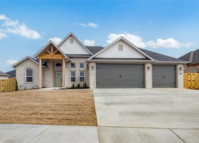 Property at 2004 Charles St, Pea Ridge, AR 72751, 4 beds, 2.5 baths
