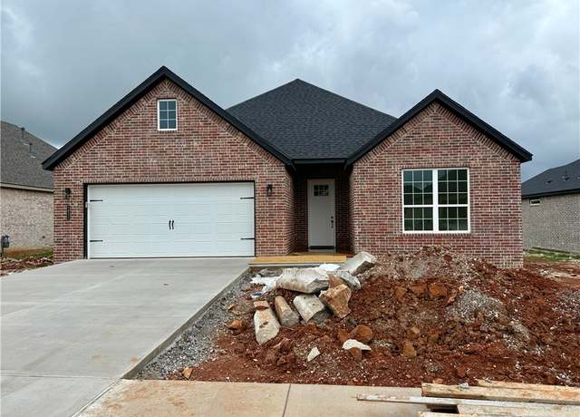 Property at 1811 Edwards St, Pea Ridge, AR 72751, 3 beds, 2 baths