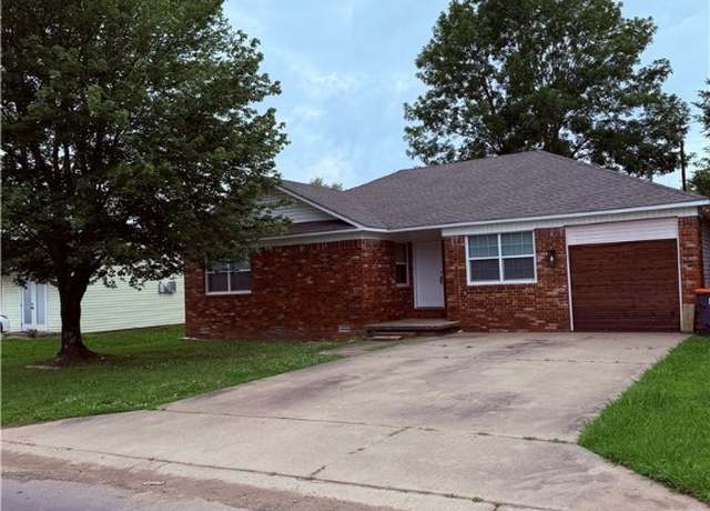 Property at 1404 S Frankfort Ave, Russellville, AR 72801, 4 beds, 2 baths
