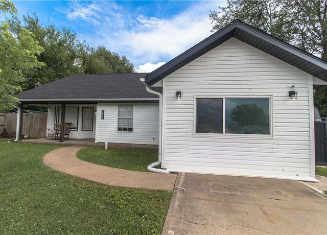 Property at 3805 Philcrest Pl, Springdale, AR 72762, 4 beds, 2 baths