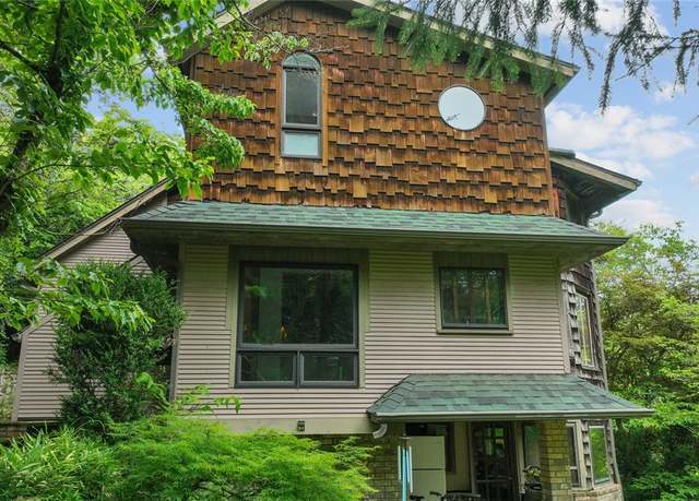 Property at 5 Alexander St, Eureka Springs, AR 72632, 3 beds, 2.5 baths