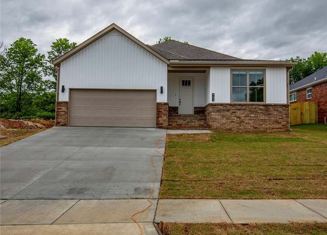 Property at 902 E Buchanan St, Prairie Grove, AR 72753, 3 beds, 2 baths